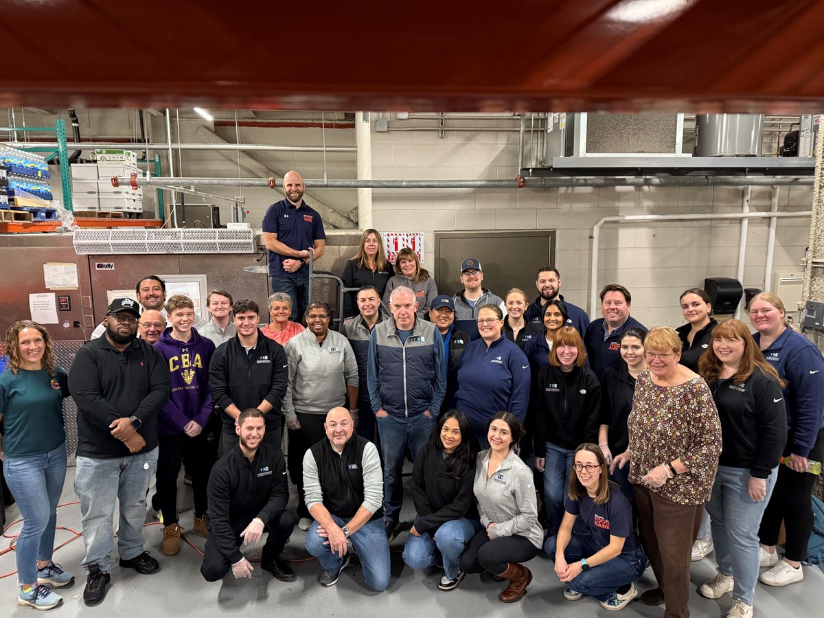 TBC_CPAs's tweet image. Last week, our team rolled up our sleeves and partnered with the @FoodBankNENY to help package prepared meals for families in our community. It was an incredible experience to come together, volunteer, and make sure more people can enjoy a delicious Thanksgiving meal.