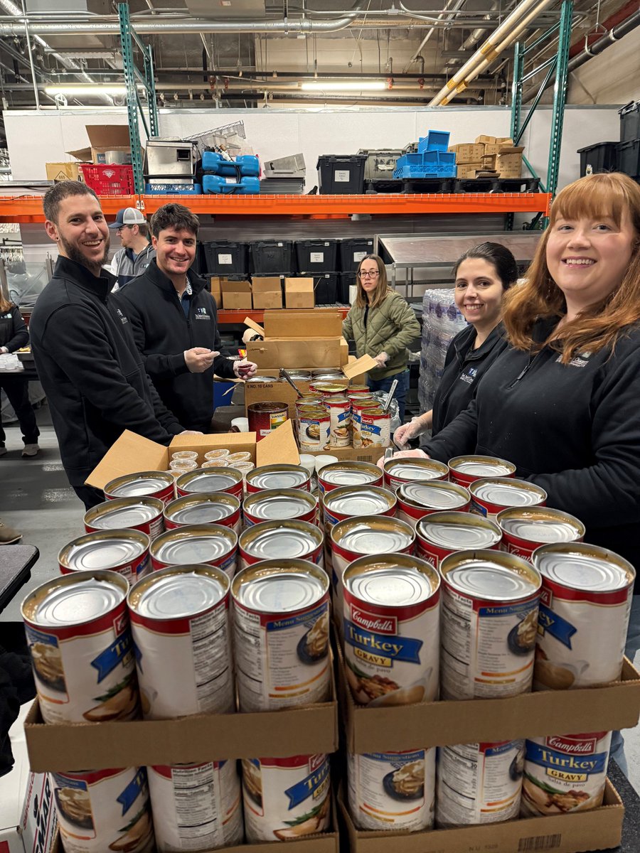 TBC_CPAs's tweet image. Last week, our team rolled up our sleeves and partnered with the @FoodBankNENY to help package prepared meals for families in our community. It was an incredible experience to come together, volunteer, and make sure more people can enjoy a delicious Thanksgiving meal.