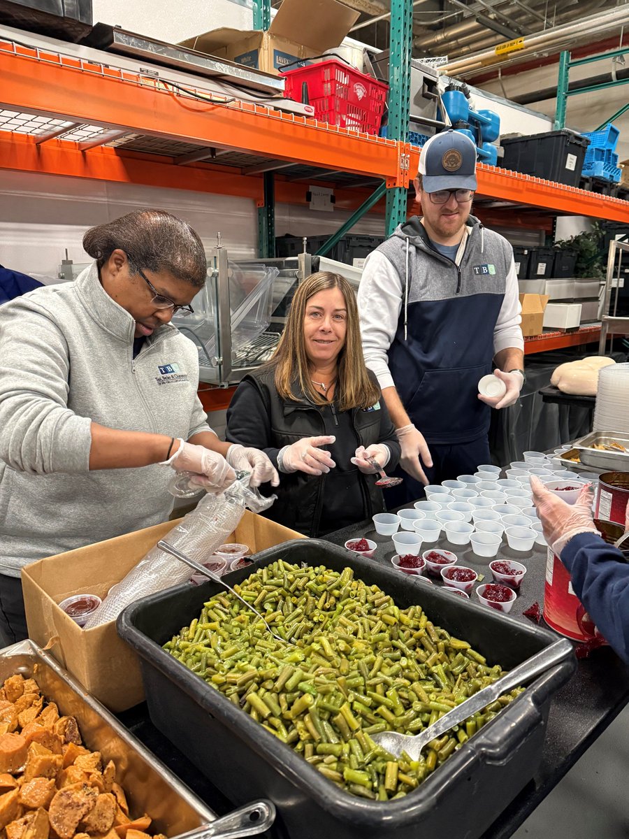 TBC_CPAs's tweet image. Last week, our team rolled up our sleeves and partnered with the @FoodBankNENY to help package prepared meals for families in our community. It was an incredible experience to come together, volunteer, and make sure more people can enjoy a delicious Thanksgiving meal.