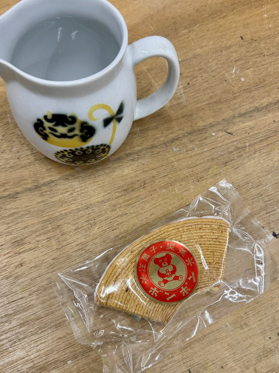 杉戸の絵が弘前れんが倉庫美術館での個展への貸し出しのために3点梱包されて旅立った。その代わりに大きな杉戸作品が壁に掛かりました！その他にもMamma Andersson2点とJockum Nordstrom 1点を展示しました。N’s Yard。杉戸からの名古屋土産はボンボンのバウムクーヘン😻