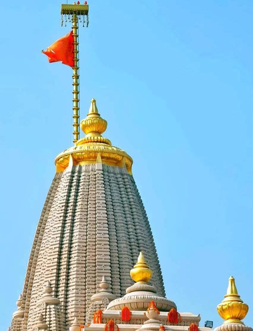 पांच सौ वर्षों के लम्बे इंतजार और कई पीढ़ी के संघर्ष के 
बाद मंदिर के शिखर पर सनातन का धर्म ध्वजा फहर रहा..❤️🚩🔥

#RamMandir
#jai_shri_ram