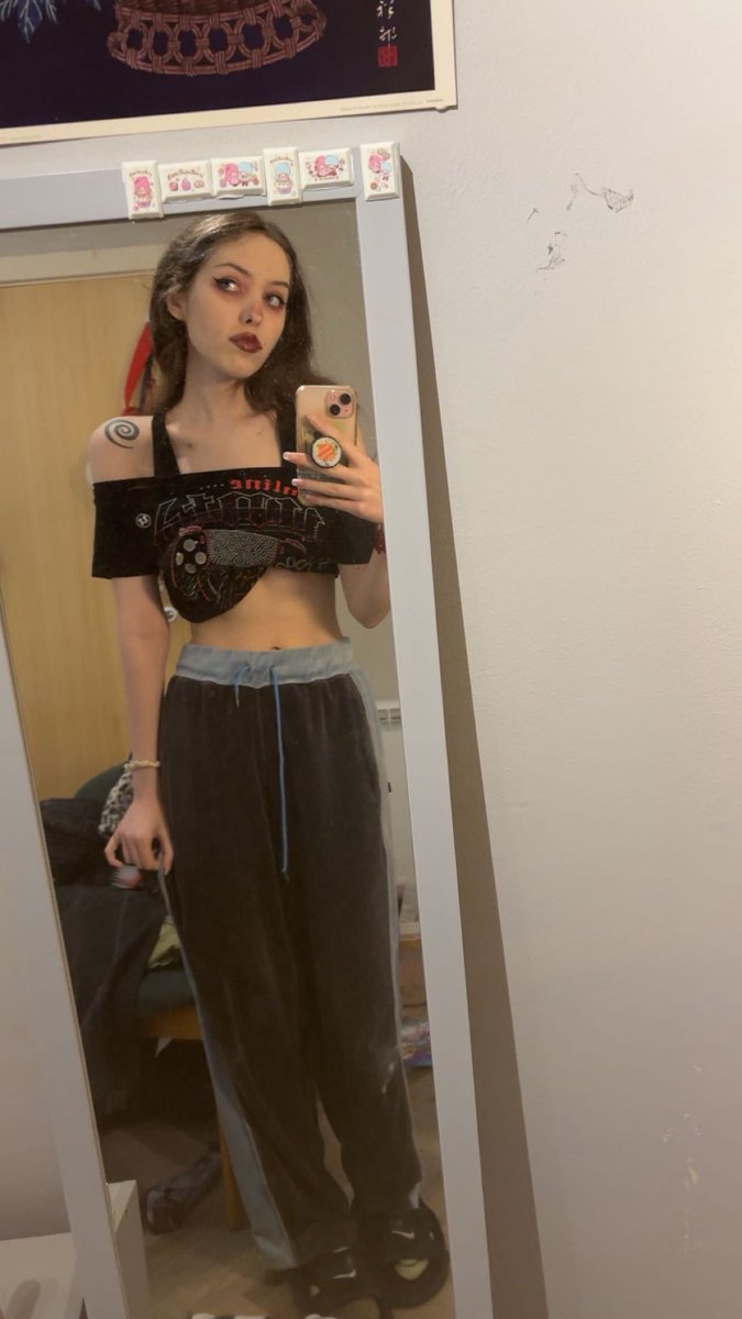 lilailanine's tweet image. So fat so ugly i need to lose weight etc #gross