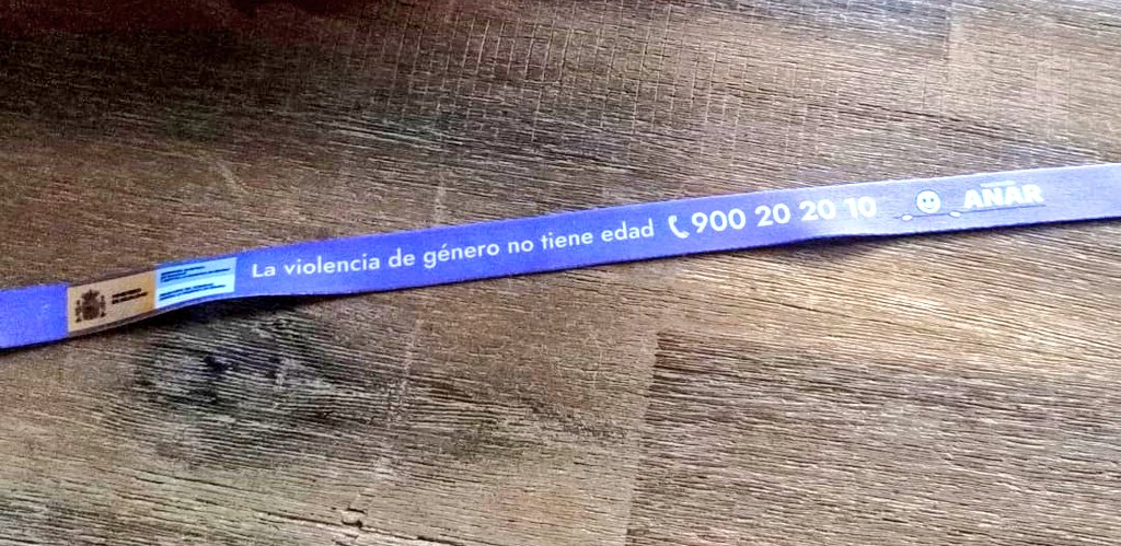 P_atriciaGlez's tweet image. Pulsera que han dado hoy en un colegio de Ponferrada a un niño de 9 años.

Hay que ser un tarado mental para no respetar la infancia.

Dejen a los niños ser niños.
DEGENERADOS.