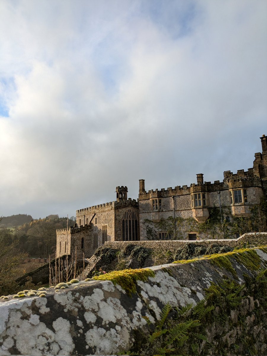 klcolclough's tweet photo. Haddon Hall Xmas market! Such a lovely place I'd go there everyday if I could. (Plus amazing biscoff cupcakes!!) https://t.co/jHUKhTOqlc