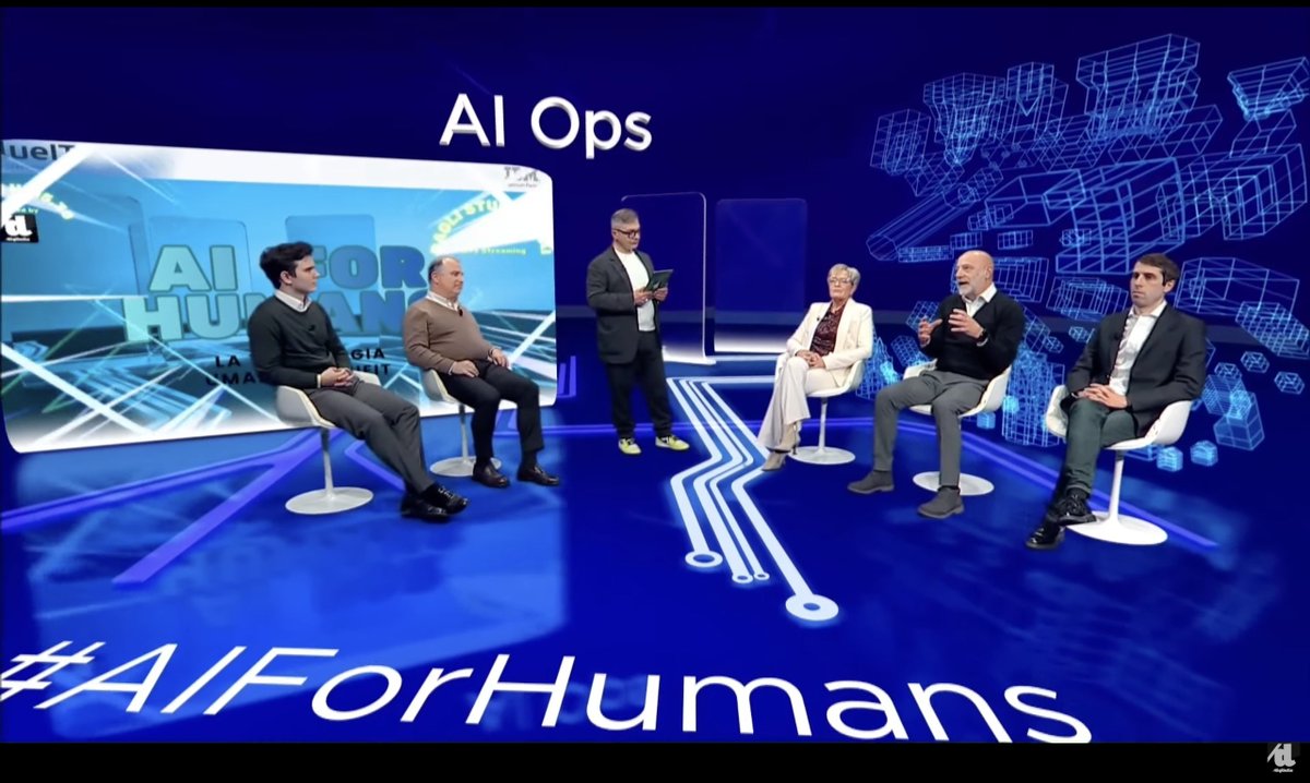 lucarallo's tweet image. &quot;Il tema è legato al discorso dell&apos;essere umano. Volevamo liberare le nostre risorse di natura tecnica dalle attività ripetitive per portare attività che creassero valore per i clienti&quot;  - Francesco Sartini, Chief Innovation Officer @blueit_news 

#AIForHumans #adv
Live:…