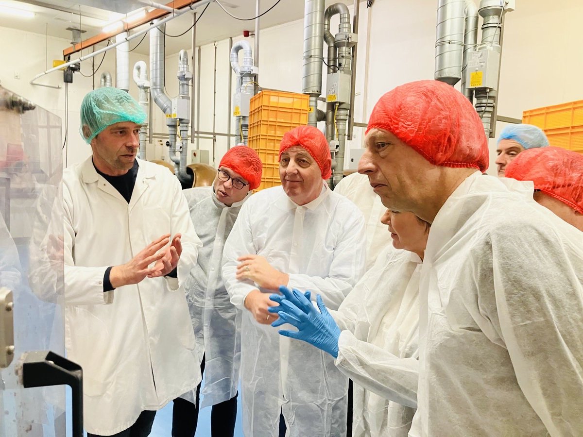 Met het college van <a href="/5heerenlanden/">Gemeente Vijfheerenlanden</a> op werkbezoek bij <a href="/ChocoSupport/">Choco Support B.V.</a> in Leerdam. 

Een uniek bedrijf dat enorm veel lekkere chocoladeproducten maakt voor binnen -en buitenland. 
Beroepshalve natuurlijk af en toe iets geproefd. Dank voor de fijne ontvangst!

(En ik weet het: mij