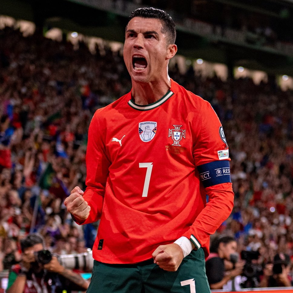 TouchlineX's tweet image. 🚨 𝗕𝗥𝗘𝗔𝗞𝗜𝗡𝗚: Cristiano Ronaldo WILL NOT be banned for Portugal&apos;s 2026 World Cup opener.

Ronaldo received a 1-game suspension, and this was already served as he missed the game vs. Armenia.

— @Record_Portugal