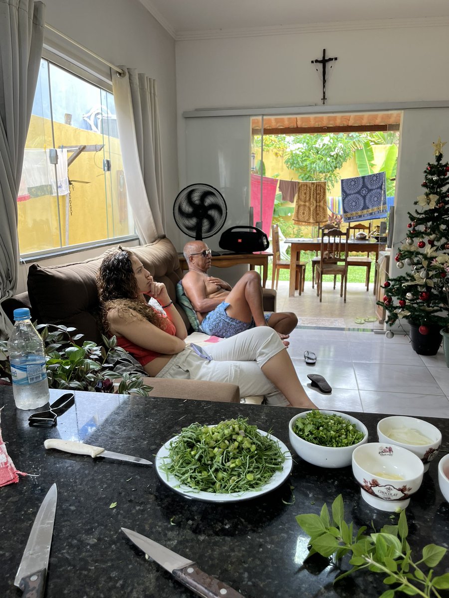 alecrimbaiano's tweet image. Minha namorada e meu pai assistindo um rapaz fazendo um móvel de madeira num vídeo imenso do YouTube enquanto eu faço o almoço… eles impressionados com a makita