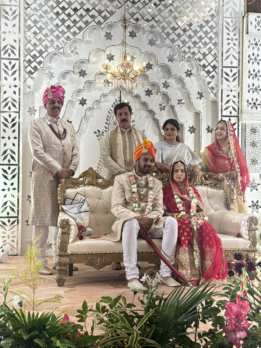 MDhananjaySingh's tweet image. हमारे रिश्तेदार आदरणीय डाॅ दिलीप सिंह जी ( पद्मभूषण सम्मानित ) के पौत्र एवं डॉ प्रतिभा सिंह व डॉ संजय सिंह जी के पुत्र शत्रुंजय यश के शुभ विवाह में सपरिवार उपस्थित होकर नवदम्पत्ति को आशीर्वाद दिया।

#लखनऊ