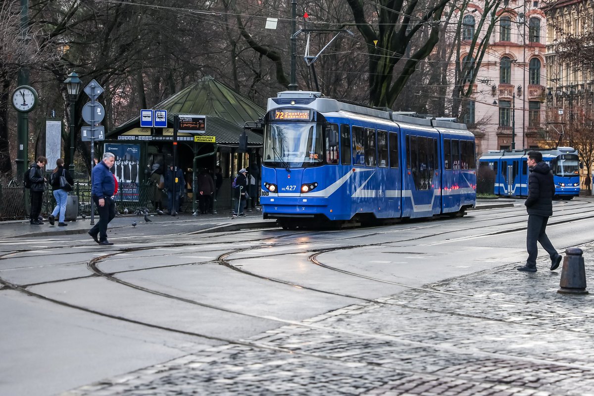 krakow_pl's tweet photo. #Krakow #komunikacja #bilety #ceny #zmiany #propozycje❗Rosnące koszty przewozów, a także plany wzmocnienia oferty komunikacji miejskiej wymuszają planowane zamiany w taryfie biletowej od 2 marca 2026 roku.

➡️Jednocześnie w ofercie pojawią się dodatkowo bilety 15- oraz 30-minutowe oraz taryfa dynamiczna. 

📊Natomiast krakowski bilet okresowy, choć zdrożeje nadal pozostanie jednym z najtańszych wśród największych polskich miast.

Szczegóły propozycji na grafikach poniżej oraz w artykule👇
https://t.co/qNaQUUKJsx