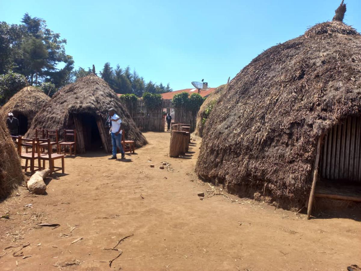 radiookapi's tweet image. Au moins 12 civils sommairement abattus par le M23 à Kabare #SudKivu. La Coalition Pamoja kwa Amani affirme qu'ils ont été arrêtés puis sommairement exécutées par le M23, les accusant de collaborer avec le groupe Wazalendo, allié des FARDC.
radiookapi.net/2025/11/25/act…
