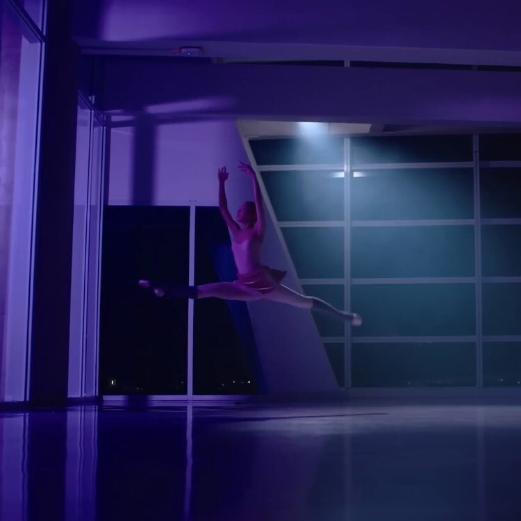 น้องเลิฟคือท่าสวยสมกับคนที่เคยเรียนบัลเล่ต์มาจริงๆ แค่กลับไปรื้อฟื้นนิดหน่อยร่างกายก็คงกลับมาจำได้แล้ว เหมาะมาก ระฟ้านักบัลเล่ต์ของป้า 🩰💖✨

#DittoSeries 
#GMMTV2026 
#MilkLove #มิ้ลค์เลิฟ