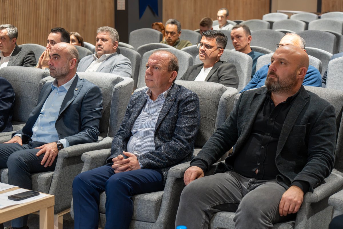 BursaTB_'s tweet photo. 📍Kasım Ayı Olağan Meclis Toplantımızı Gerçekleştirdik

Borsamızın Kasım ayı olağan Meclis toplantısı; Meclis Başkanımız Mustafa Aksu başkanlığında, Yönetim Kurulu Başkanımız Özer Matlı ve Meclis Üyelerimizin katılımıyla gerçekleştirildi.

Toplantıda borsamızın aylık faaliyetleri, sektörümüz açısından önemli gelişmeler ve devam eden projeler ele alındı. Ayrıca Gıda OSB proje sürecimizde son durum ve planlanan adımlara ilişkin bilgilendirme yapıldı.

Toplantı öncesinde, Yönetim Kurulu Başkan Yardımcımız İsmail Aslım ile Meclis Üyemiz Tamer Sertepe’nin doğum günlerini kutladık. Kendilerine sağlıklı, huzurlu ve nice mutlu yıllar diliyoruz.

Alınan kararların borsamız ve şehrimiz için hayırlı olmasını temenni ediyoruz.