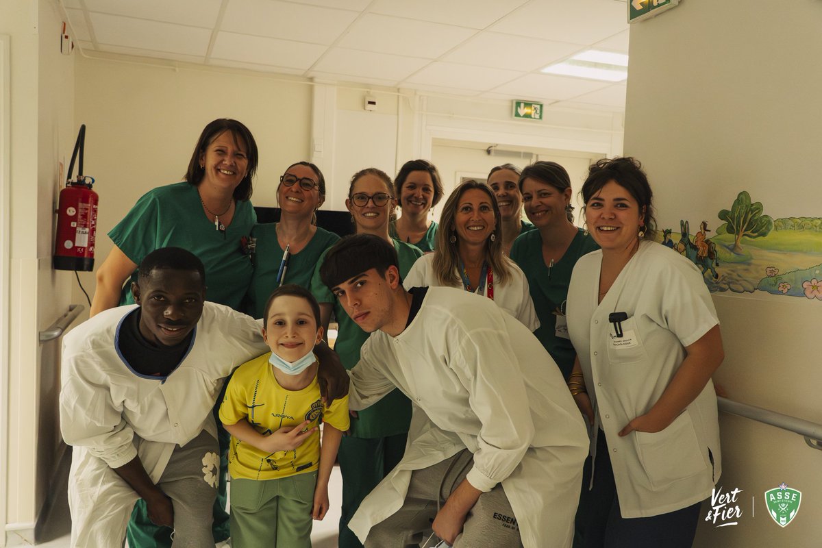 ASSECoeurVert's tweet image. 💚Cet après-midi, Augustine Boakye et Strahinja Stojković sont allés à la rencontre des enfants hospitalisés et du personnel soignant du @ChuSaintEtienne🫂