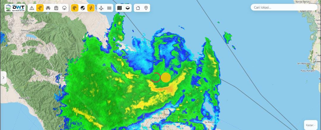 CycloneAnalyser's tweet photo. #Cyclone #04B is near landfall with numerical models like @ECMWF &amp; CMC suggesting strongest Sumatra landfall in the next 1-2 hours &amp; dissipating over the island as forecasted by @JTWC8 &amp; @WeatherUpdate2m . It already killed 4 people over #Sibolga today from a #landslide
Be safe! https://t.co/3A0mTl81GV