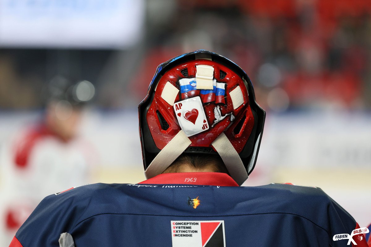 🆕 Notre gardien de but #69 𝐌𝐚𝐭𝐢𝐣𝐚 𝐏𝐢𝐧𝐭𝐚𝐫𝐢𝐜 a inauguré ce week-end son nouveau casque aux couleurs des BDL ! 🔴🔵

C'est validé ? 😁

📸 <a href="/fabdl19/">Fabien Baldino</a>