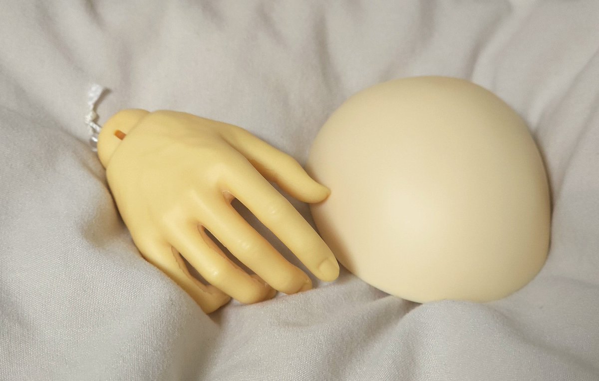 __KAAMOS__'s tweet image. 손파츠 찾다
요구르트가 되어버린 17세 기본손 발견
(헤드 뚜껑도 황변 온 헤드)

언제적 손이길래 요구르트가 되어있니..
검손끼고 바디를 팔아 먹었던건지 반대손이 안보여서 유교도 불가🫥