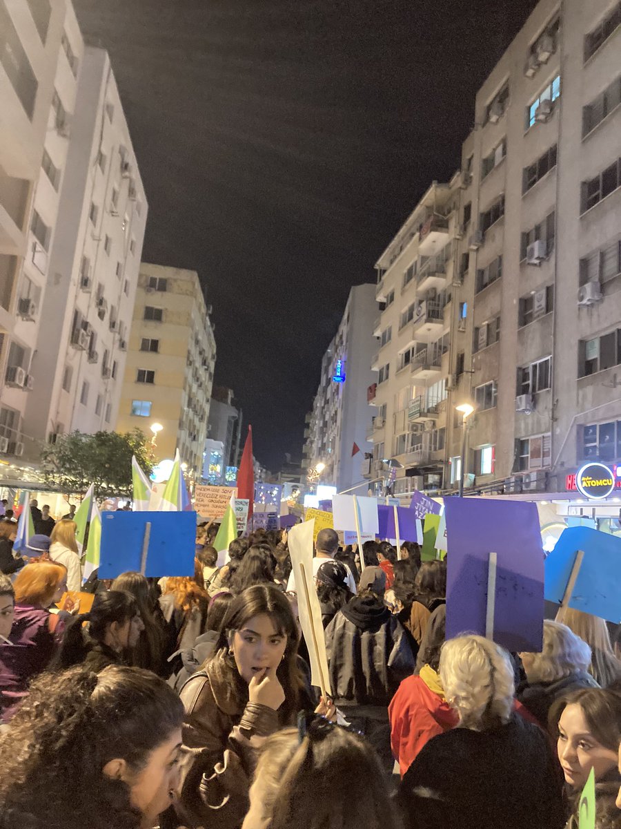 bu kadar kadın toplanmışken devrim yapsak