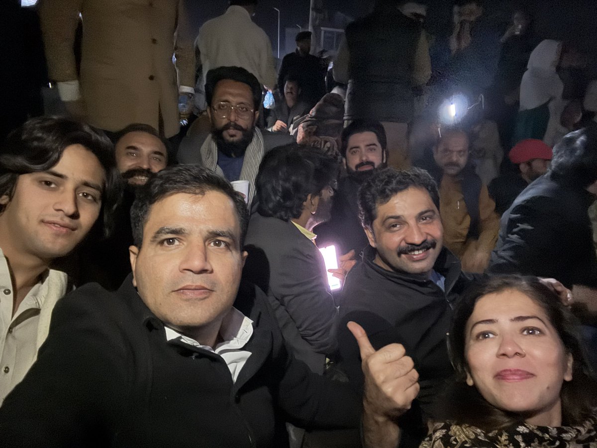 انتظار جاری دھرنہ جاری 
ہم خان صاحب اور ان کی فیملی کو تنہا نہیں چھوڑیں گے