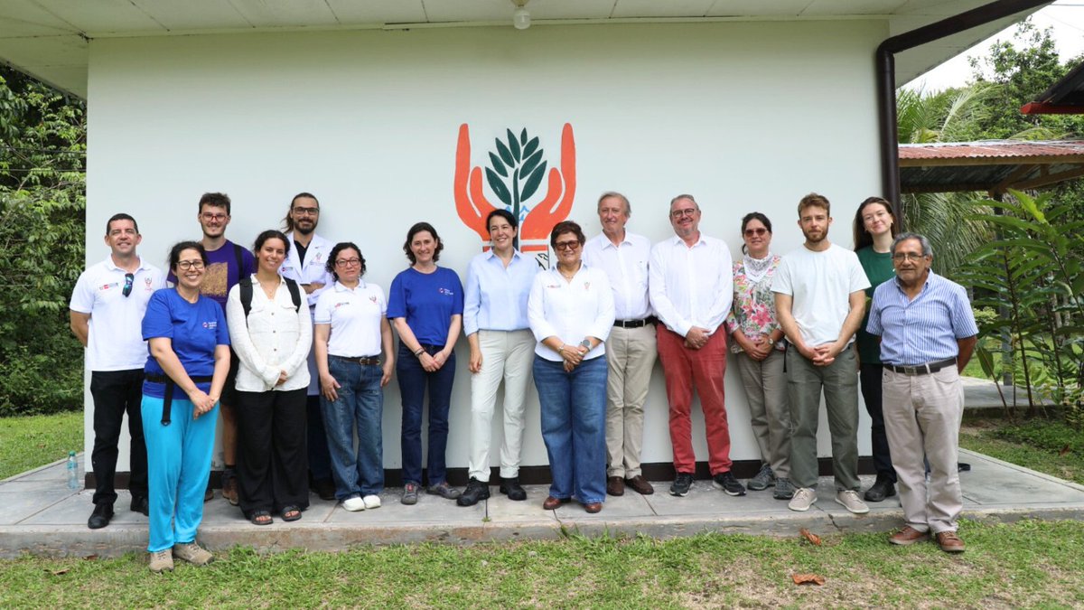 FrancePerou's tweet photo. La Embajadora de 🇫🇷 en 🇵🇪 pudo conocer en #Iquitos_Peru el trabajo fundamental del  @IiapPeru  (uno de los principales socios del @ird_fr en 🇵🇪) para lograr el desarrollo sostenible de la #Amazonia , basándose en la conservación y el uso adecuado de los recursos naturales. https://t.co/Khi3FSxJXN
