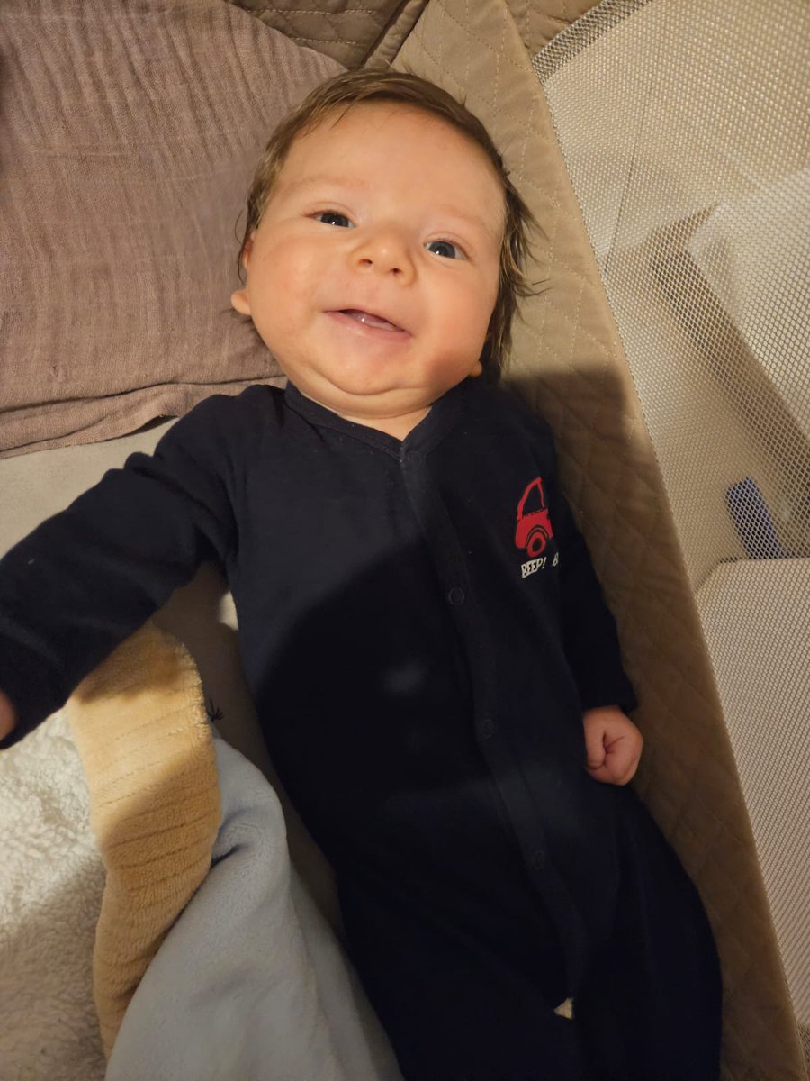 אתמול דניאלי היה בן חודשיים. אם אני אחפור בציוצי עבר, אני אמצא ציוצים על זה שאני לא מבינה למה להביא ילדים, הרי החיים כל כך נוחים.

והיום, אני קלישאת הקלישאות על אימהות. 
בעיני הוא הדבר הכי מתוק בעולם, ואני עושה עכשיו את הדבר החשוב והמשמעותי ביותר שאני יכולה - להיות אמא.