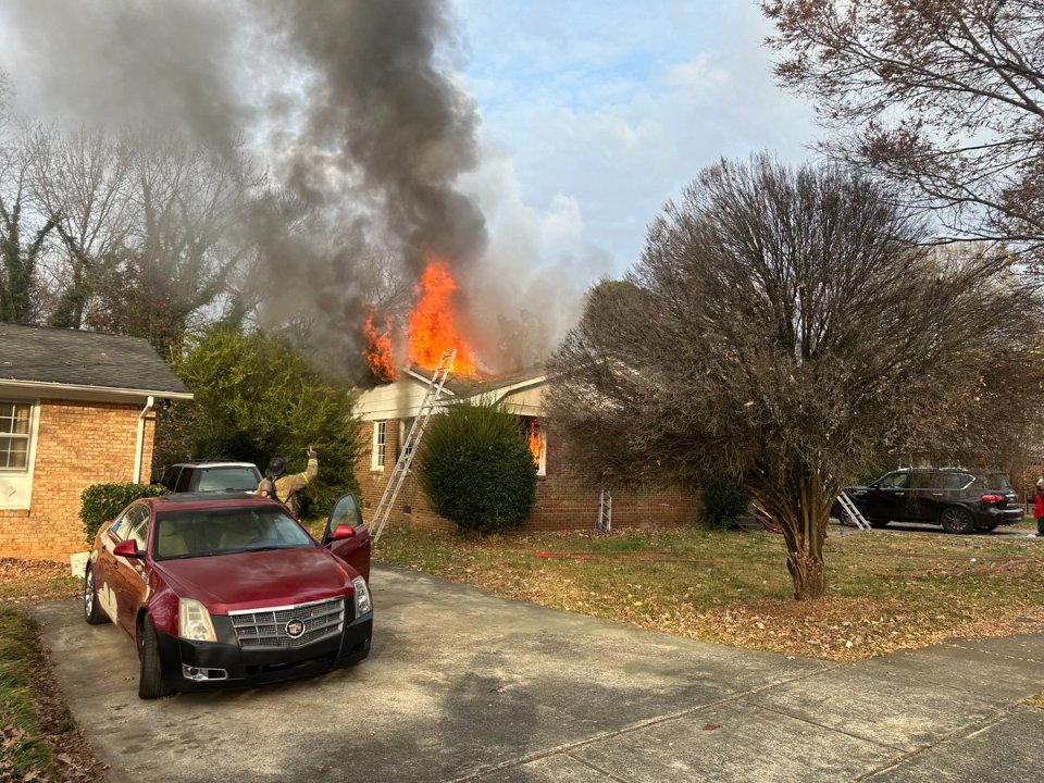 WBTV_News's tweet image. A puppy was rescued from a burning house in northeast Charlotte on Tuesday morning. 💛

Story here: bitl.to/5MiI