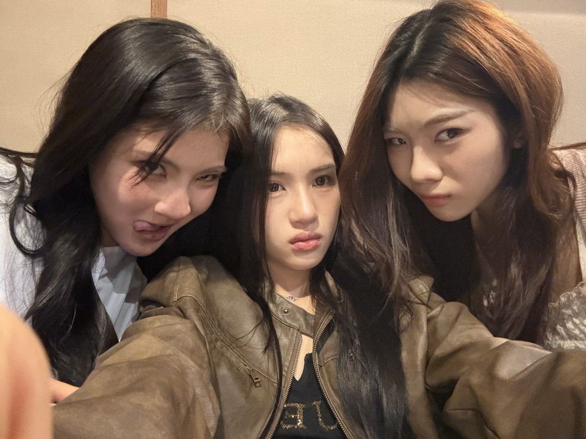 blejienator's tweet image. pang herself calling attar and angie weird😭😭😭😭

#pangjiewr