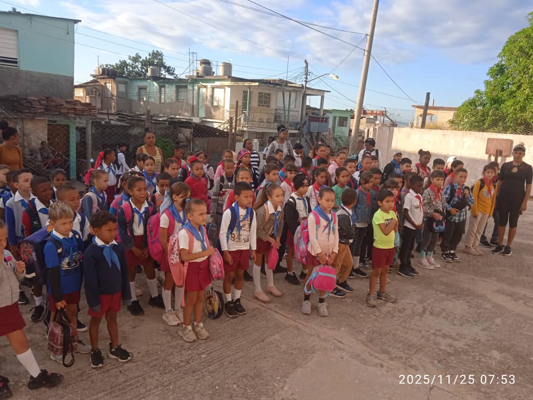⚫️ ¡Fidel siempre presente!
🏫 Escuela "Eliseo Noel Caamaño"
🌹 Los agradecidos te acompañan
🇨🇺 Honrando al Comandante de todos los tiempos
✨ Tu legado vive en nuestras aulas.
 #FidelVive #FidelPorSiempre #FidelEntreNosotros  #dgmemtz #CubaMined #GobMtz #DPEMatanzas