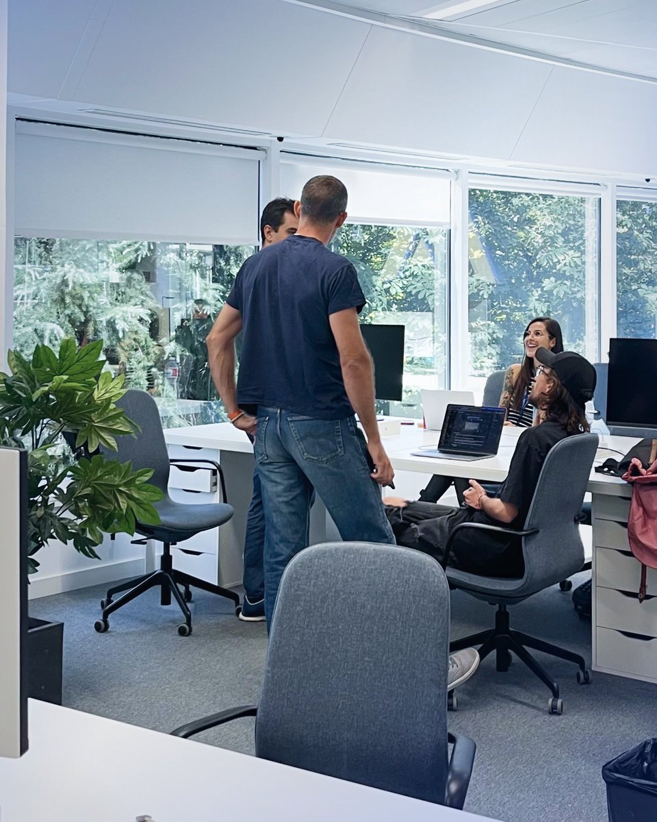 Applivery's tweet image. ¿Quieres trabajar en un entorno que impulsa la innovación cada día? En  estamos ampliando el equipo y puede que estemos buscando justo a alguien como tú. 🚀✨

Descubre nuestras nuevas vacantes 🔗 Aplica aquí: eu1.hubs.ly/H0pYzTl0