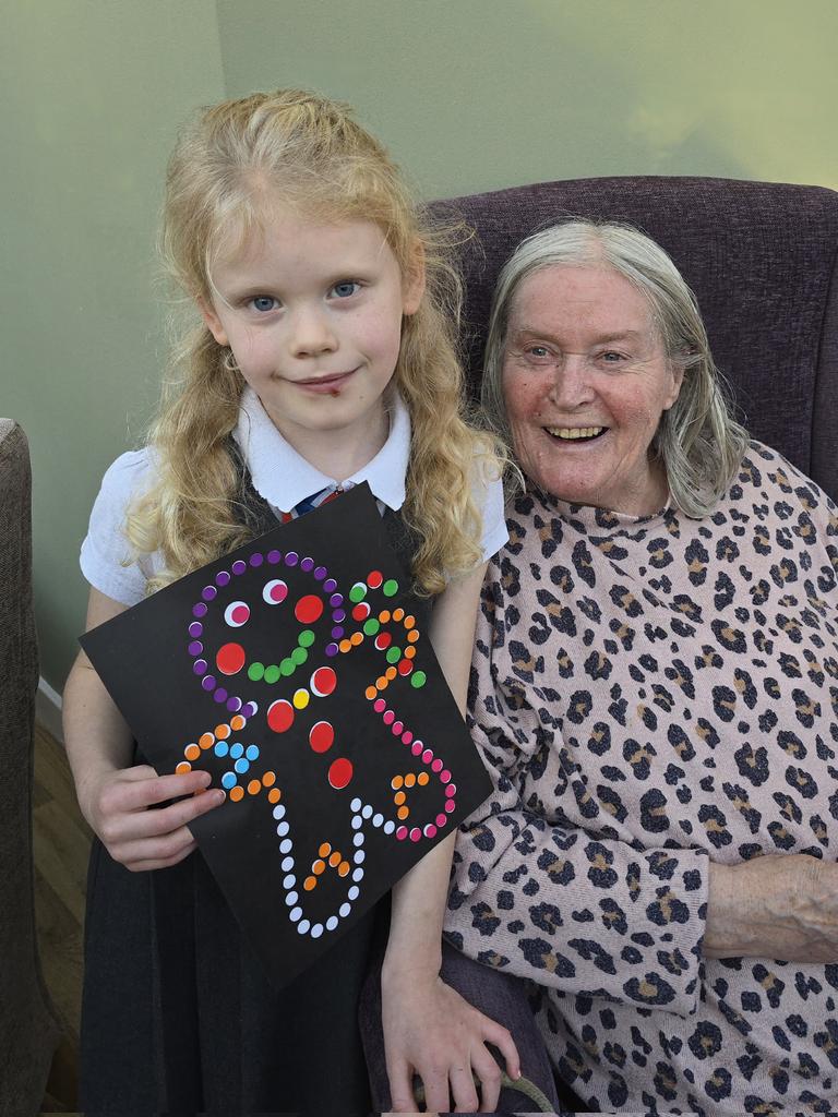 CastlehillPri's tweet image. #communityunity school group continued our intergenerational work with residents at Buchanan House Care Home in Bearsden. Residents and staff gave our pupils such a warm welcome. #article12 #pupilledlearning @unicef #RRSA