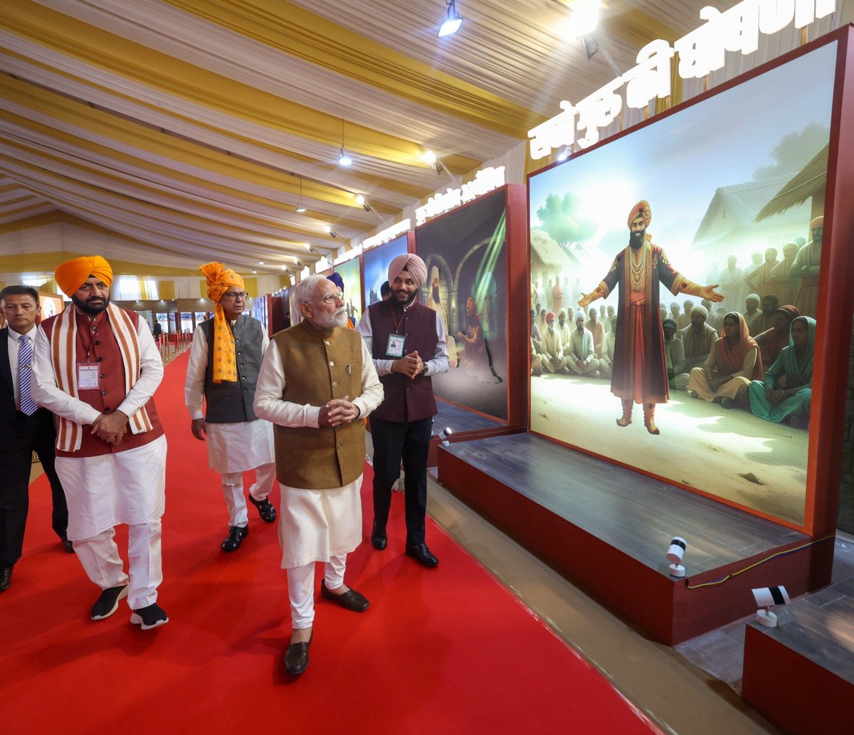 narendramodi's tweet image. कुरुक्षेत्र की प्रदर्शनी में श्री गुरु तेग बहादुर जी के अदम्य साहस, त्याग और हमारी सांस्कृतिक विरासत का साक्षी बनने का सुअवसर मिला।