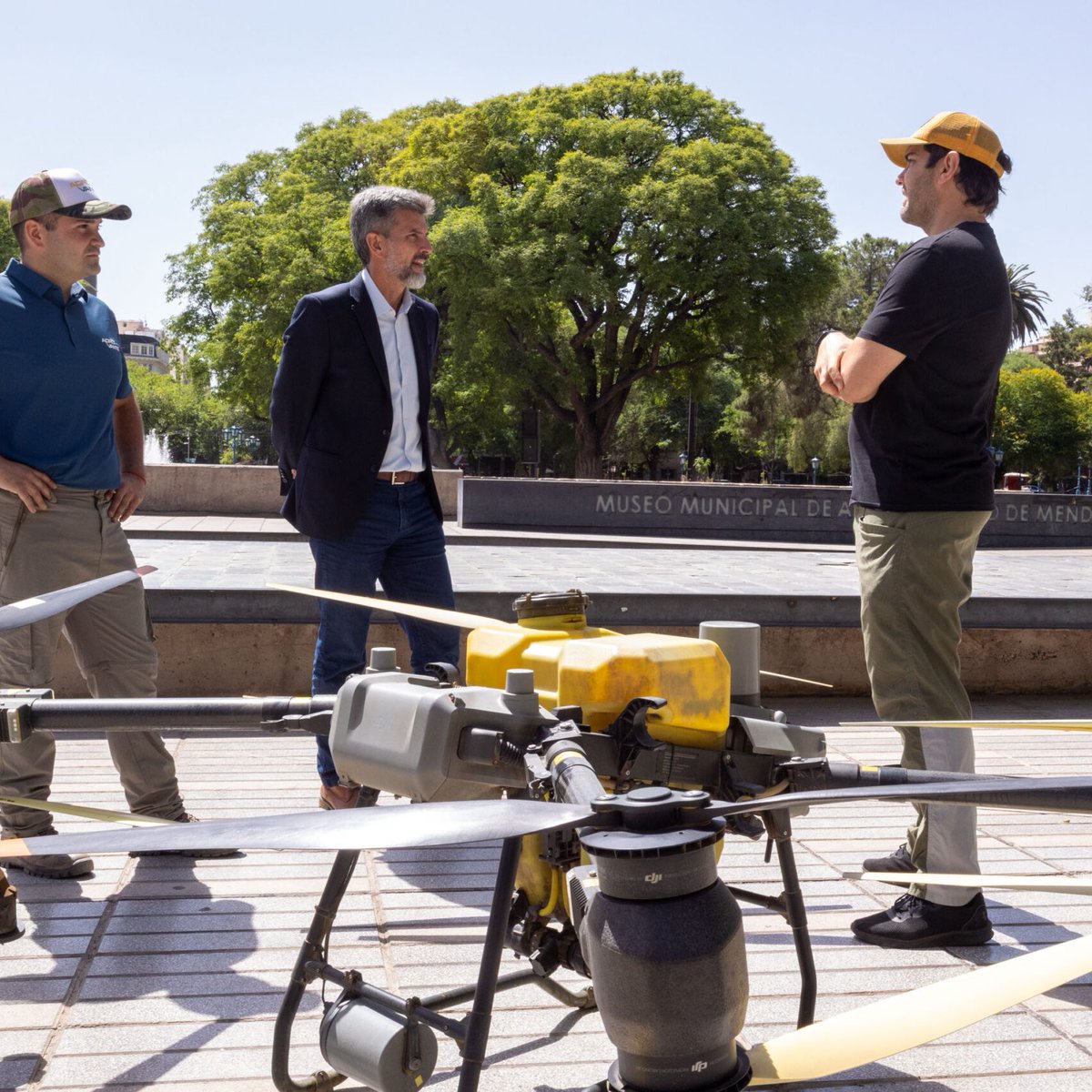 Ulpiano Suarez supervisó la pulverización del arbolado público en Plaza Independencia con megadrones y productos orgánicos #GestionConInnovacion sustentable, orgánico, eficaz y permite llegar a mayor altura, ahorrar agua y reforzar la seguridad laboral biencuyano.com.ar/?p=86587