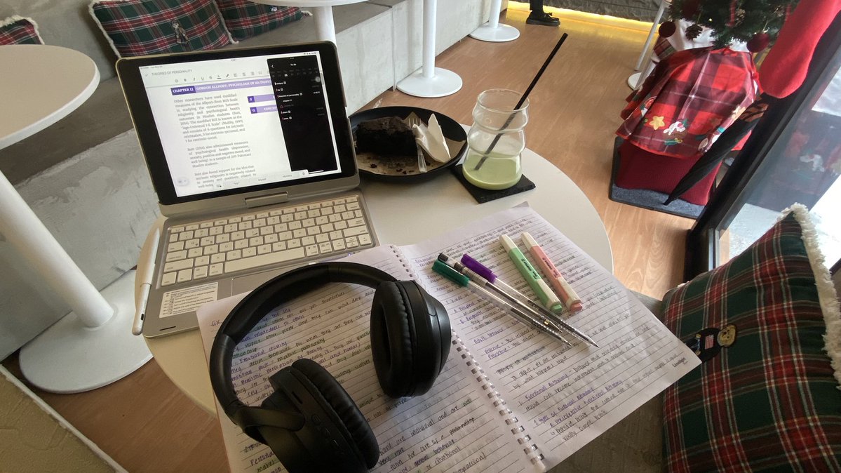 all4mrtn's tweet image. 25! studied outside and studied AGAIN at home 🤯 

love and hate talaga sa ToP hahaha love because i learned a lot and it gives me realizations in so many aspects, hate because i have to deal with Freud on every goddamn page. 😵‍💫 

#studytwt #studylog