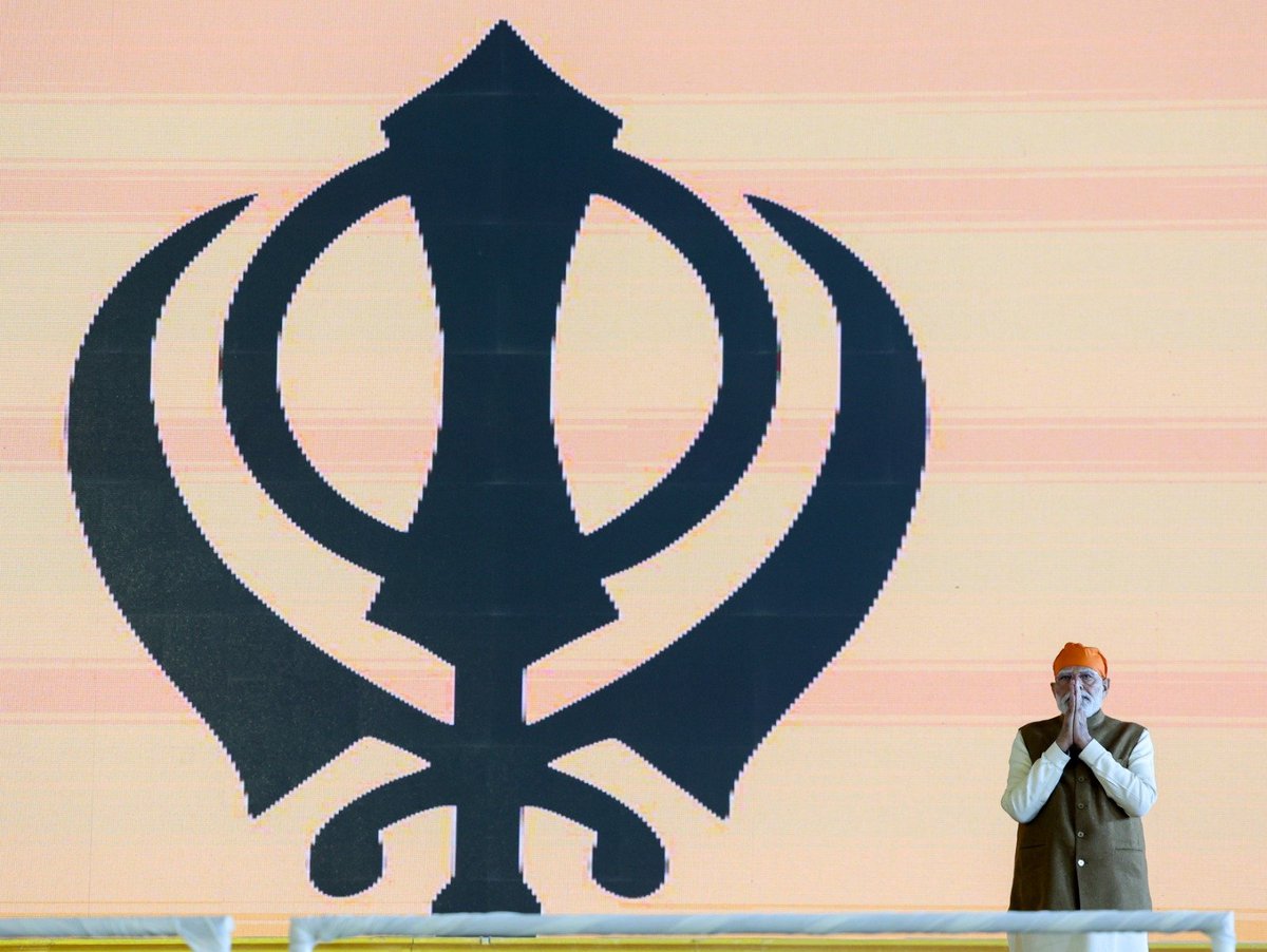 narendramodi's tweet image. कुरुक्षेत्र में श्री गुरु तेग बहादुर जी के 350वें शहीदी दिवस से जुड़े आयोजन में भारी संख्या में आई संगत को मेरा कोटि-कोटि नमन!