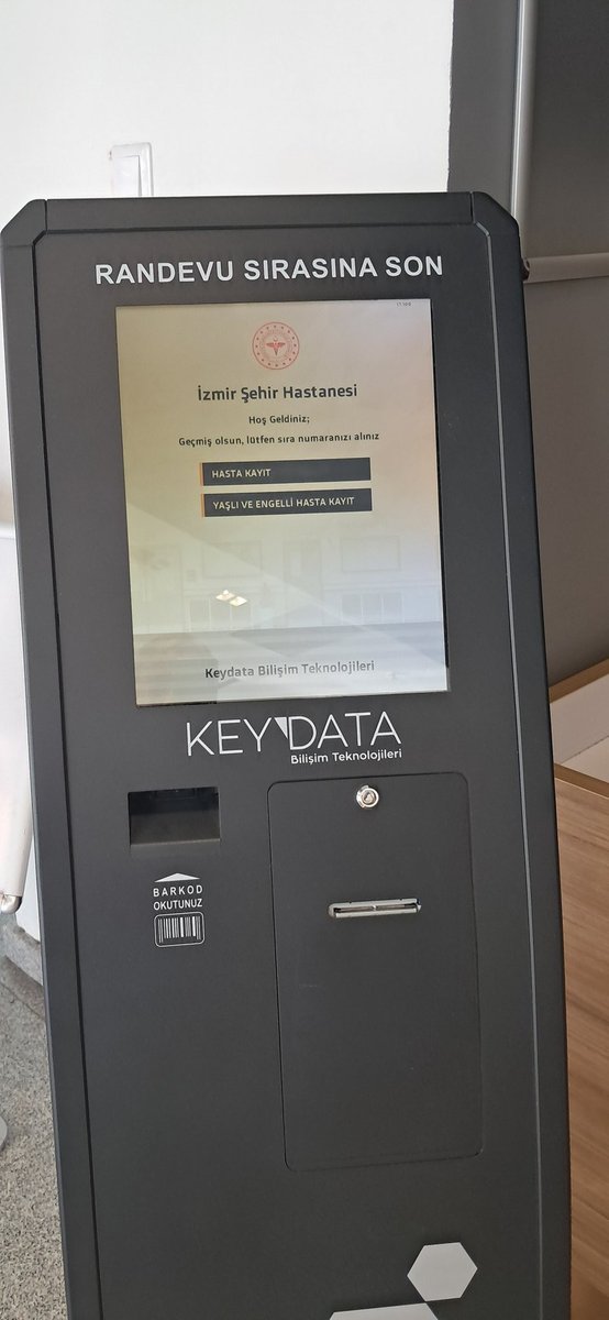 Hem hekim ,hem de bir hasta olarak bunu yazmazsam olmaz.

📌 Şimdi MHRS'den randevu aldım..Hastaneye geldim..Önce bu cihazdan sıra alınıyormuş...Sonra sıran gelince sektere gidip , kimlik veriyorsun ,sana nereye muayene olacaksan oranın barkodunu (fiş) veriyor.
📌 Sonra randevu