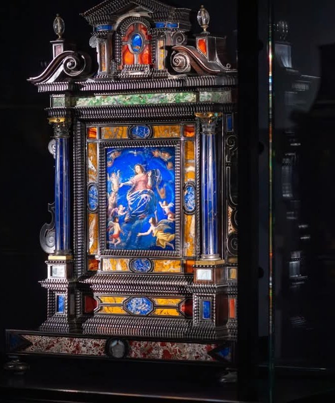 L'exposition "Art et Nature. Peinture sur pierre" se tient actuellement à l'Accademia Carrara. Cette peinture sur lapis-lazuli (pierre fine dont les principaux gisements se situent dans les montagnes d'Afghanistan, du Pakistan et du Tadjikistan) est l'un des chefs-d'œuvre exposés