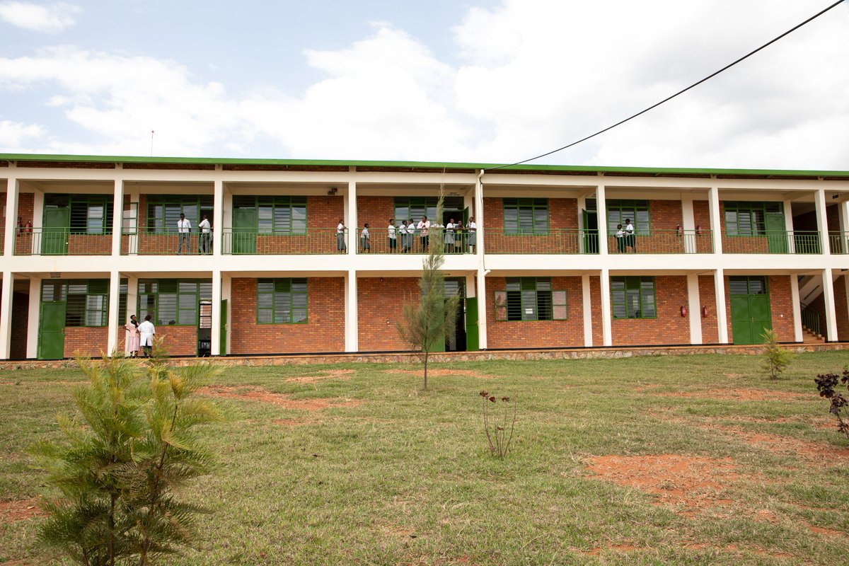Rwanda_Edu's tweet image. Here’s what you’ll find in Rwanda’s 17 Model Schools:

They feature smart classrooms, digital learning tools, research labs, and vibrant spaces that make teaching and learning more practical and engaging.