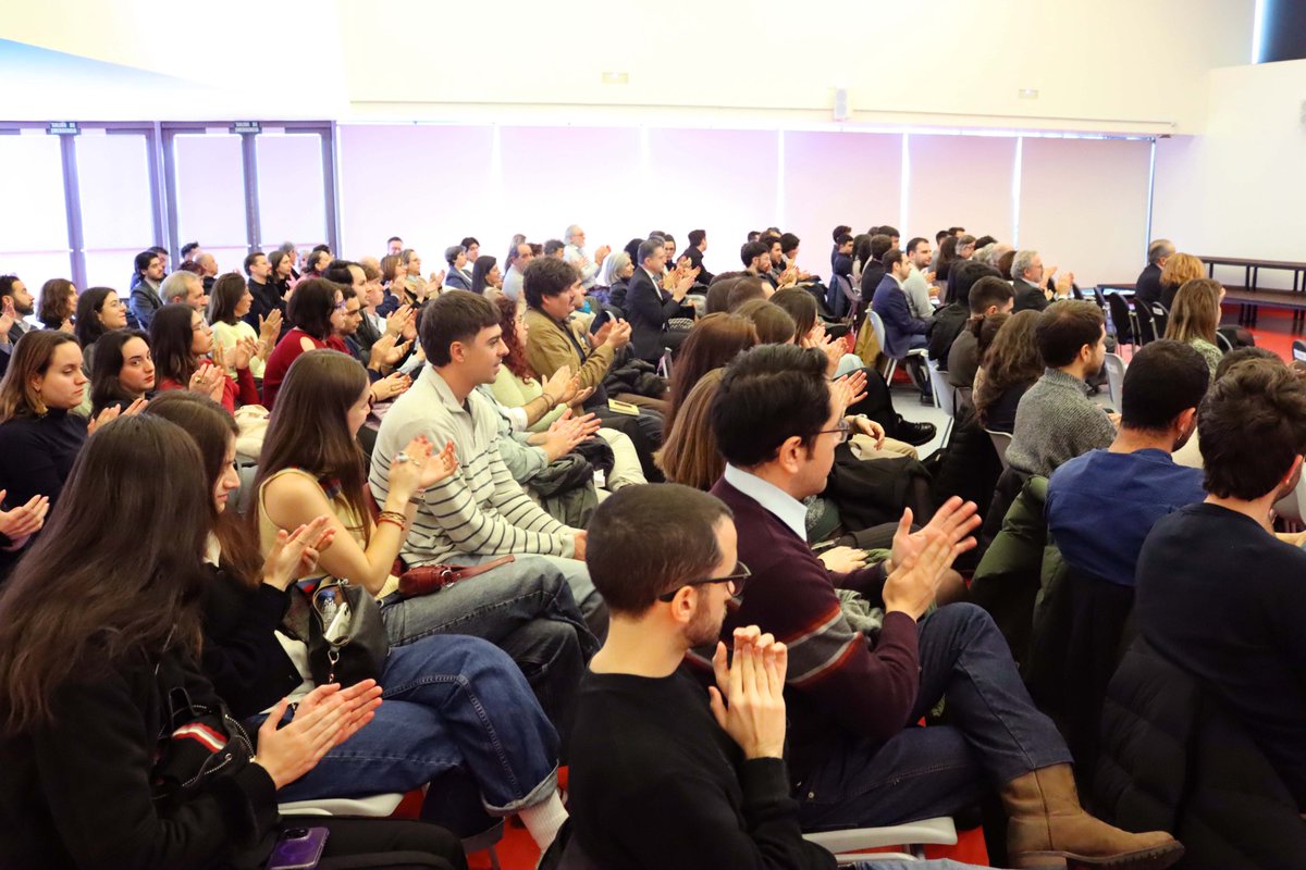 La #UAM ha acogido hoy la clausura del Máster de la promoción 38ª de la <a href="/EdPeriodismo/">Escuela UAM-EL PAÍS</a>, en la que cerca de 40 estudiantes han recibido sus diplomas.

La conferencia de <a href="/jmahrens/">Jan Martínez Ahrens</a>, director de <a href="/el_pais/">EL PAÍS</a>, ha centrado el acto de apertura del curso académico 25-27 de este título
