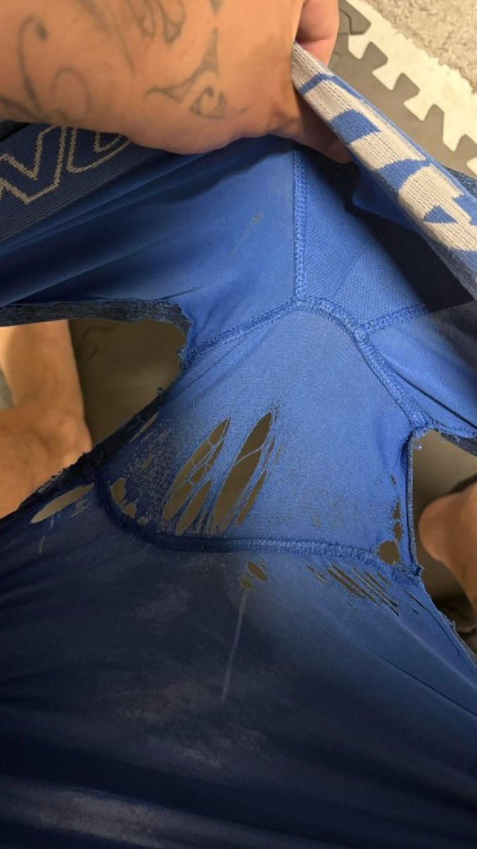 his  ass  is  too  fat  😕