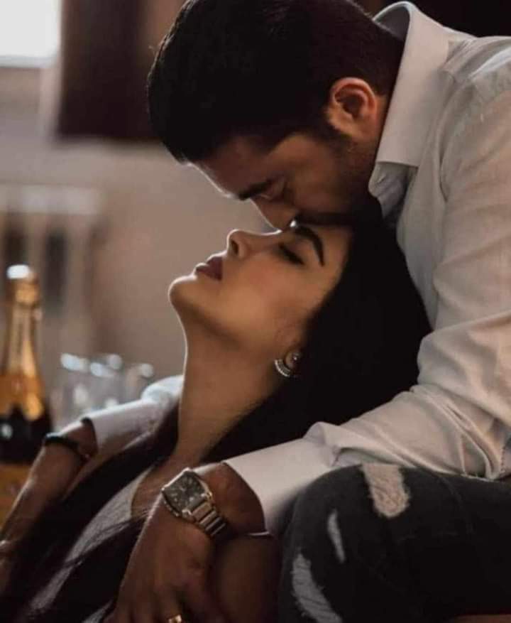 Imagine kissing her on her forehead, and telling her she's beautiful, everyday.

#Love ❤️ 
#Moon 🌙 
#Shonu 💃