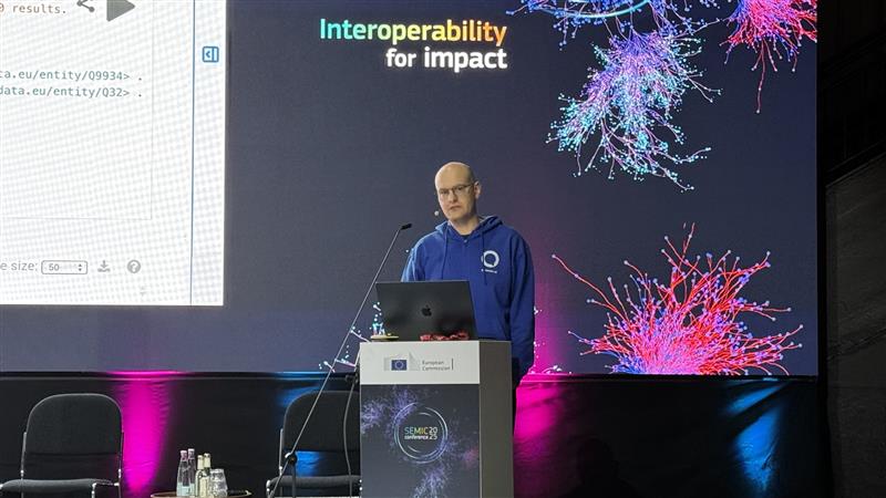InteroperableEU's tweet image. At the #SEMIC2025 workshop &quot;#AI and the future of #semantics and data #interoperability&quot;, Dennis Diefenbach of @TheQACompany illuminated the audience on the reasons why language models and knowledge graphs are reinforcing each other&apos;s strengths.

Follow👉link.europa.eu/yTnVMR