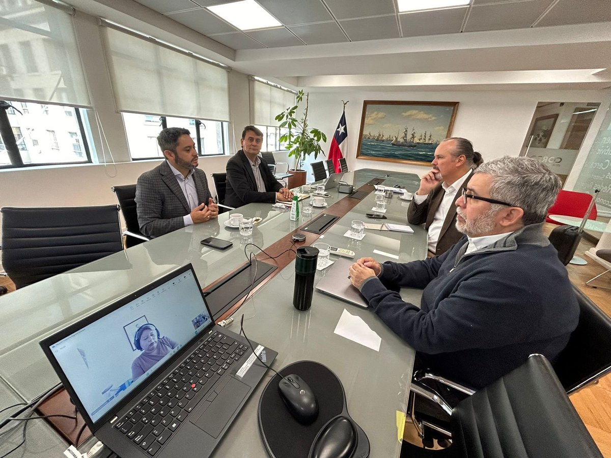 Gore_Tarapaca's tweet photo. #PDZE 🚀

¡Fortaleciendo alianzas para el futuro de #Tarapacá! 👏🏼

La elaboración del Plan de Desarrollo de Zonas Extremas, PDZE, que impulsa el Gobierno de #Tarapacá, se encuentra en su recta final y el Gobernador José Miguel Carvajal sigue sumando apoyos para robustecer esta herramienta de inversión que inyectará una importante cantidad de recursos a la región por los próximos 10 años. ✅

Junto al jefe del Departamento de Planificación, Ordenamiento Territorial y Coordinación de la Inversión Pública del #GORE, Alberto Pizarro, se reunió con el vicepresidente de @Corfo, José Miguel Benavente, con quien dialogó sobre temas de innovación, inversión y desarrollo económico para #Tarapacá. 👌🏼

#GobernandoDesdeLosTerritorios #Iquique #AltoHospicio #PozoAlmonte #Huara #Pica #Camiña #Colchane