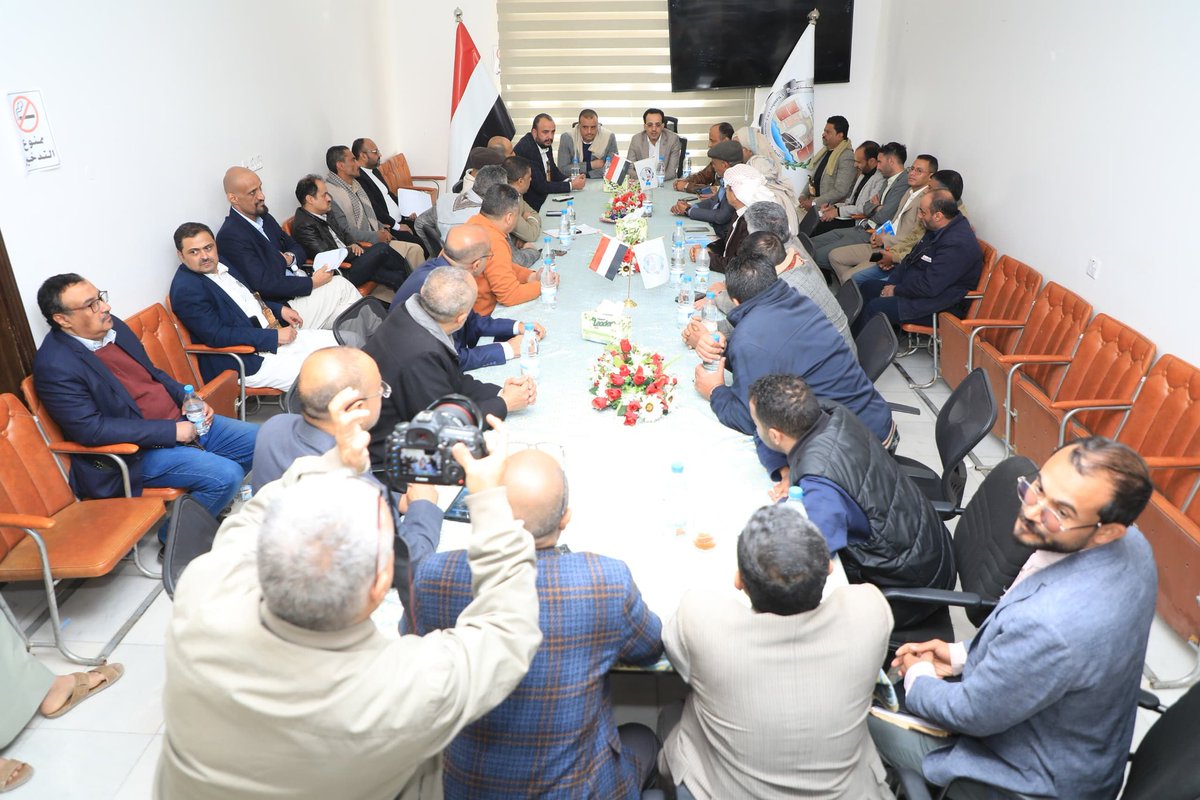 finance_yemen's tweet image. اجتماع بصنعاء يناقش برنامج دعم توطين الصناعات المحلية
الثلاثاء، 05 جمادى الآخرة 1447هـ الموافق 25 نوفمبر 2025 

صنعاء - سبأ:

عقد اجتماع في مقر الغرفة التجارية والصناعية بأمانة العاصمة، ضم وزير المالية عبدالجبار أحمد، والقائم بأعمال وزير الاقتصاد والصناعة والاستثمار سام البشيري…