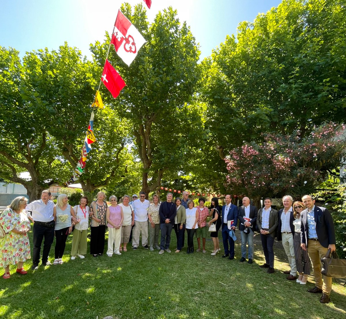 Además, visitaron el Club Suizo de Buenos Aires, situado en Tigre y fundado en 1913, donde tuvieron la oportunidad de reunirse y conversar con la comunidad suiza, compartiendo un momento agradable y celebrando los sólidos lazos que unen a Suiza con su comunidad en Argentina.