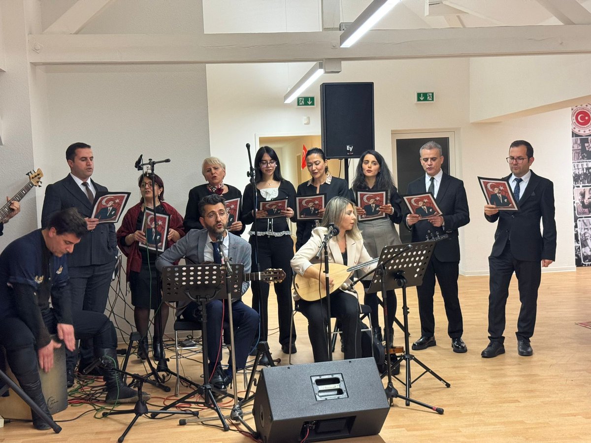 uid_ruhr's tweet image. 24 Kasım Öğretmenler Günü Programı

UID Ruhr Bölge Başkanımız Dursun Baş, bölge başkan yardımcılarımızla birlikte T.C. Essen Başkonsolosluğu Eğitim Ataşeliği tarafından düzenlenen 24 Kasım Öğretmenler Günü programına katıldı.

@U_I_D @DursunBas @TC_EssenBK