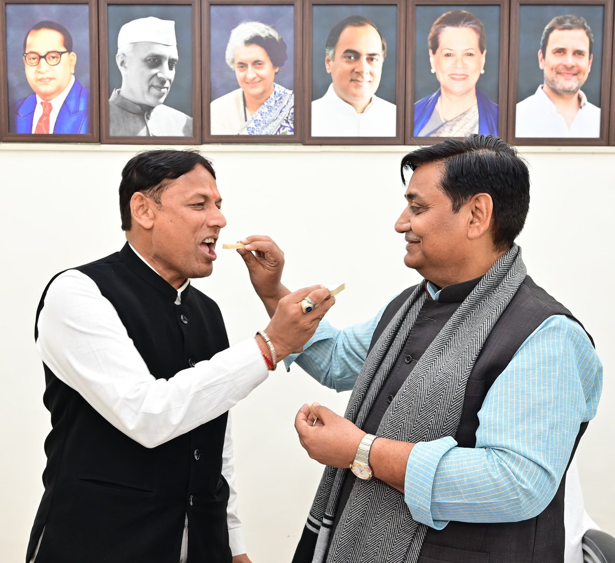 GovindDotasra's tweet image. अंता से नवनिर्वाचित कांग्रेस विधायक @PramodBhayaINC जी ने जिलाध्यक्ष रामचरण मीणा जी एवं जिला पदाधिकारियों के साथ पीसीसी में मुलाक़ात की और संगठन से जुड़े विभिन्न मुद्दों पर विस्तृत चर्चा की।