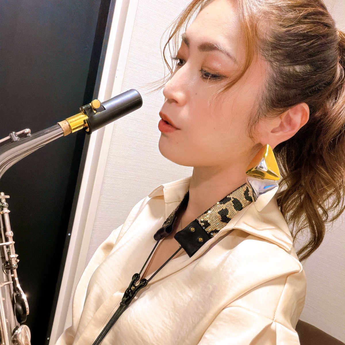 衣装がベージュだったから合いそうかなとキャンディダルファー姉様とのコラボストラップを初卸し🐆🩶

バイオリンのすみえ様に可愛すぎてポチりそうになったと告白され嬉し涙🥲

ネットショップ残一です…🙏
Sending much love to Candy and her family💖💖💖

#小比類巻かほる
#ビルボードライブ横浜