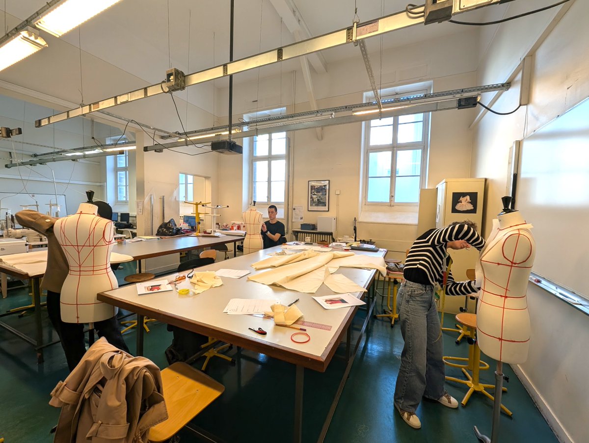 ✂️Nadine Schreiner, prof à Albert de Mun &amp; experte #Mode &amp; Création pour l’équipe <a href="/WorldSkillsFR/">WorldSkills France</a>, prépare 3 médaillés nationaux – Eliot Cauquelin-Kister, Manon Pouivet &amp; Noussaïba Djebri. À l’issue de la sélection, un seul représentera la France à Shanghai en septembre 2026.