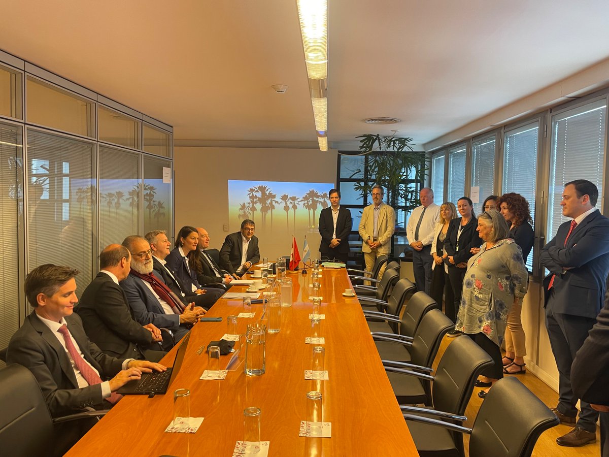 Los parlamentarios visitaron la Embajada de Suiza en Argentina, donde se encuentra el Centro Consular Regional de Buenos Aires, que garantiza los servicios consulares para más de 15000 suizos en Argentina, más de 1000 suizos en Uruguay y más de 1300 suizos en Paraguay.