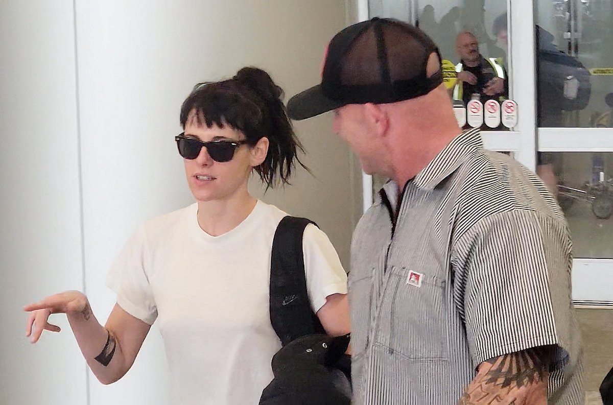 AdoringKS's tweet image. Kristen back in LA